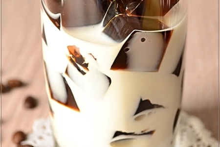 Фото к рецепту: Кубики кофейного желе в молоке