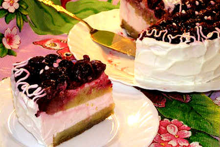 Фото к рецепту: Бисквитный торт с вишней и клубничным суфле