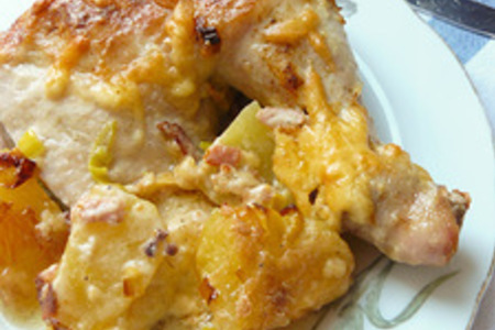 Фото к рецепту: Цыпленок с пореем и беконом в сметанном соусе