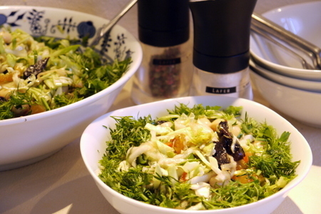 Фото к рецепту: Капустный салат-микс со многими вкусными добавками