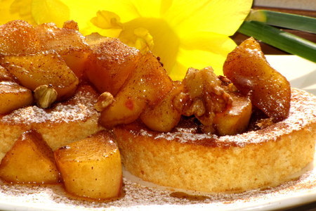 Фото к рецепту: Pfannkuchen, оладьи с карамельными яблоками