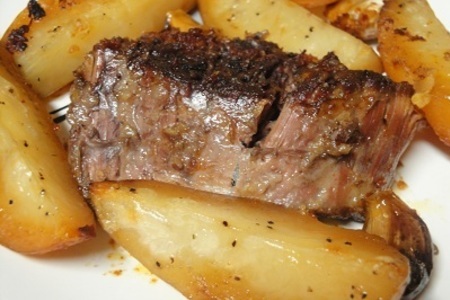 Фото к рецепту: Мясо с картофелем и чесноком в духовке