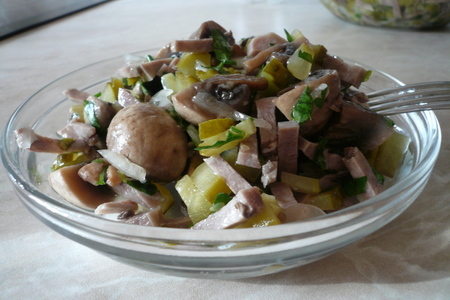Фото к рецепту: Салат с языком и шампиньонами.