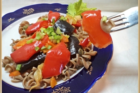 Фото к рецепту: Яркие сочные овощи с ржаной пастой // так же идеально в пост