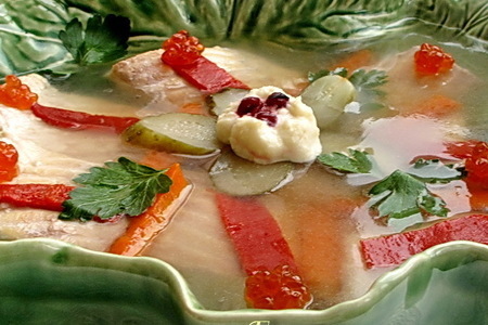 Фото к рецепту: Судачьи заливные филейчики с овощами, зеленью, хреном и лососевой икрой