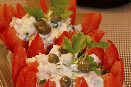 Фото к рецепту: Помидоры фаршированные салатом из тунца с каперсами.