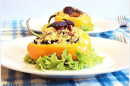 Фото к рецепту: Перец фаршированный кускусом, брынзой и овощами.