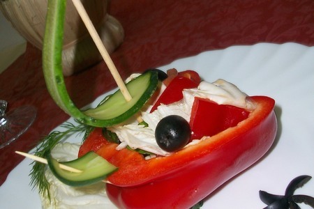 Фото к рецепту: Болгарский перец фаршированный овощным салатом