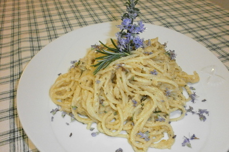 Фото к рецепту: Спагетти с соусом из розмарина