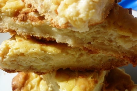 Простой и вкусный луково-сырный пирог с яблочной ноткой