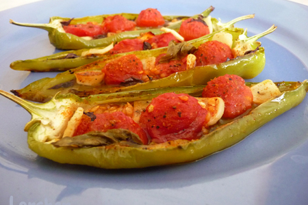 Фото к рецепту: Запеченные перцы, фаршированные помидорками - черри