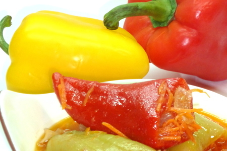 Фото к рецепту: Перец фаршированный овощами из серии "заготовки на зиму"