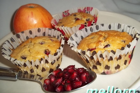 Фото к рецепту: Яблочно-гранатовые кексы
