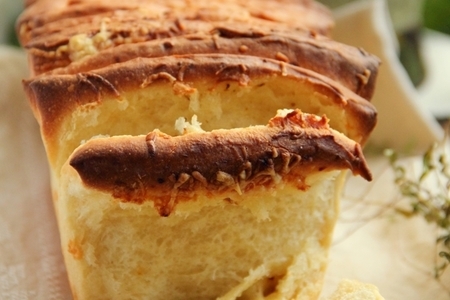 Фото к рецепту: Хлеб «аккордеон» с сыром и травами.