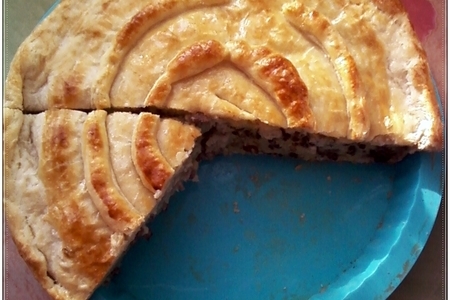 Фото к рецепту: Слоёный пирог с фаршем и картошкой
