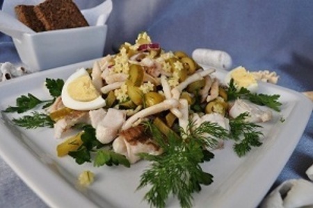 Теплый салат из кальмаров, минтая и орзо