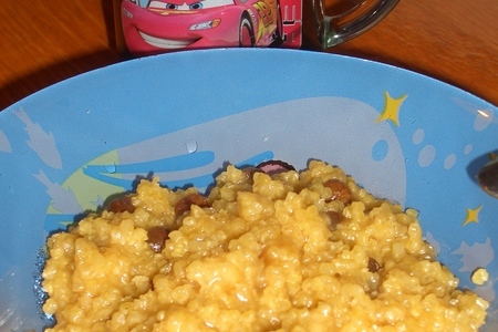 Фото к рецепту: Пшенная каша с изюмом и яблочным соком "для детки" (дуэль)