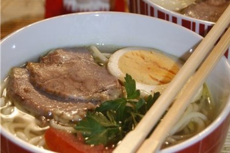 Фото к рецепту: Рамен - японский мясной суп с пастой 