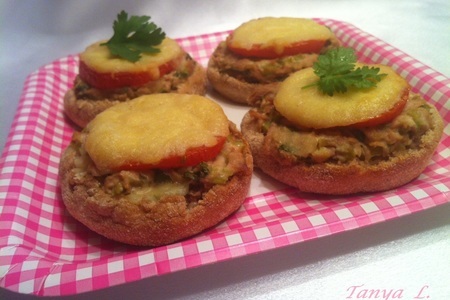 Фото к рецепту: Горячие бутерброды с тунцом и сельдереем