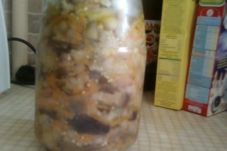 Фото к рецепту: Салат из баклажанов и фасоли "родные просторы"