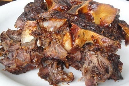 Фото к рецепту: Мясо с косточкой и соусом с виски