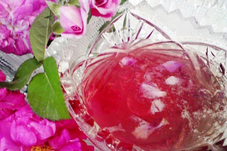 Фото к рецепту: Варенье из роз, гулоб и шербет.