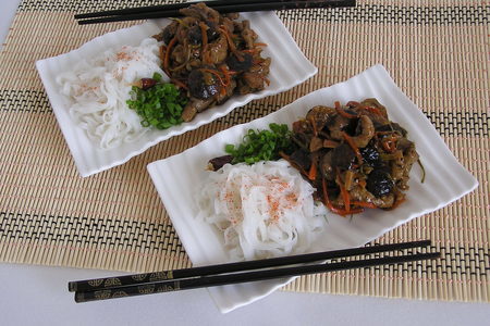 Фото к рецепту: Лапша рисовая с грибами китайскими или свинина с шиитаке по-читински