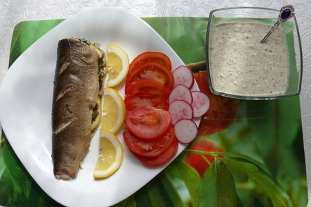 Фото к рецепту: Рыбка запеченная в рукаве и сливочно-креветочный соус