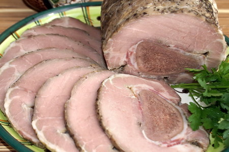 Фото к рецепту: Рулет из свинины  с языком "деликатесный"