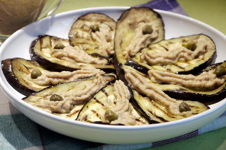 Фото к рецепту: Грильные баклажаны с соусом тоннато