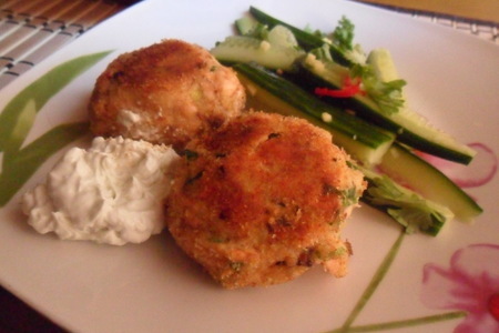 Фото к рецепту: Котлеты из лосося с кремом васаби и салатом из огурцов