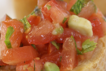 Фото к рецепту: Брускетта с томатами и авокадо