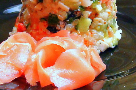 Фото к рецепту: «роллы» калифорния, для тех, кто не умеет их «крутить». салат с рисом и рыбой.