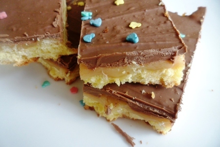 Фото к рецепту: Печенье twix ( песочное печенье+молочный шоколад+мягкая карамель)