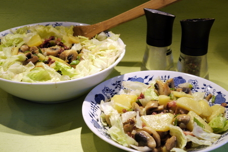 Фото к рецепту: Сытный картофельный салат с шампиньонами и зеленым луком