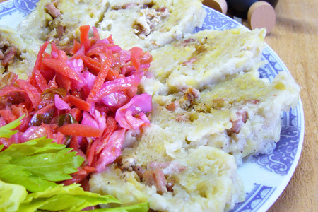 Фото к рецепту: Кнедлики из сырого картофеля с начинкой.