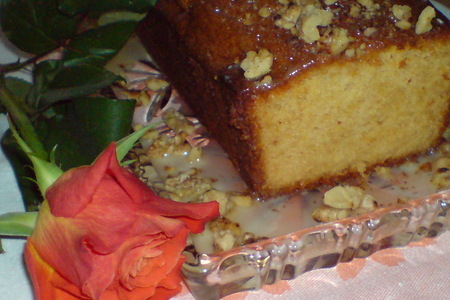 Фото к рецепту: Апельсиновый кекс с соусом из белого шоколада и ликёра куантро