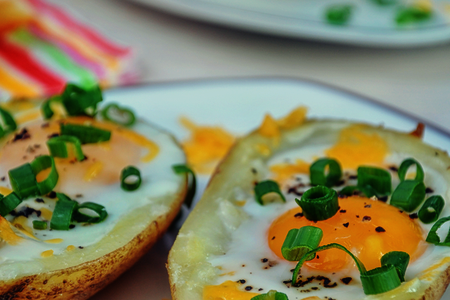 Фото к рецепту: Яйцо с сыром запеченные в картофеле