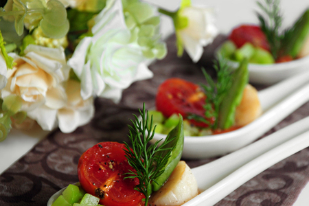 Фото к рецепту: Жареные морские гребешки с помидорами конфи и спаржей.