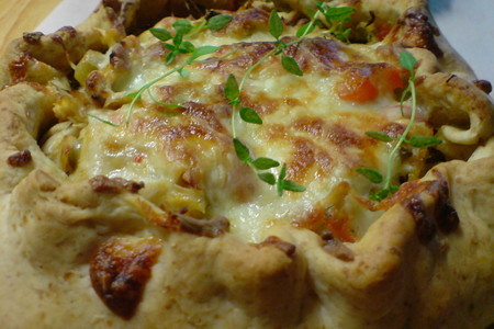 Фото к рецепту: Провинциальный  порционный пирог с курицей и овощами
