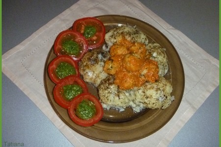 Фото к рецепту: Рыбные фрикадельки в томатном соусе с цветной капустой