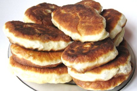 Фото к рецепту: Пирожки жареные с печенью и картошкой