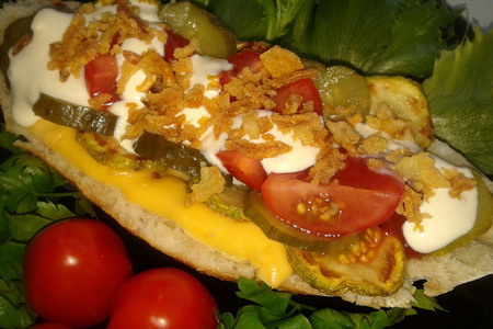 Фото к рецепту: Хот-дог с колбаской барбекю, хрустящим луком и овощами