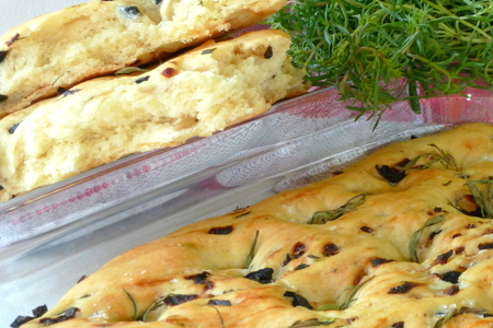 Фото к рецепту: Фокачча с маслинами и розмарином