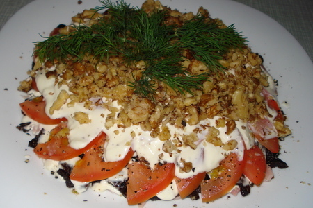 Фото к рецепту: Салат из ветчины с черносливом под помидорной шапкой