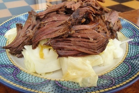 Фото к рецепту: Мясо с капустой и сладким картофелем