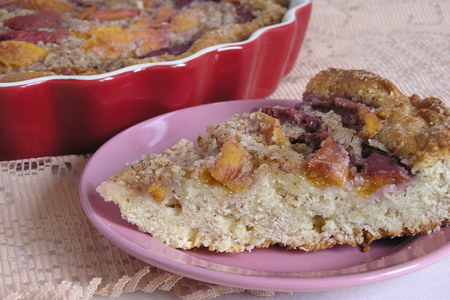 Фото к рецепту: Пирог персиковый с миндальной крошкой «роза к чаю»