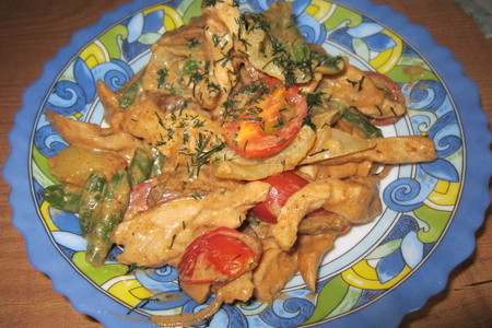 Фото к рецепту: Куриная грудка с овощами и сливками