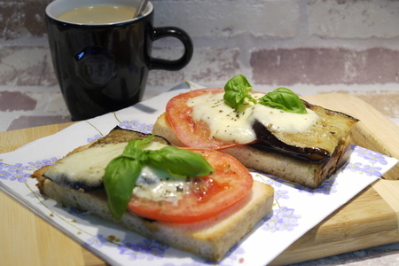 Фото к рецепту: Теплые бутерброды а ля капрезе (легкий завтрак в итальянском стиле за несколько минут)