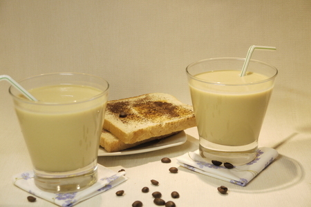 Фото к рецепту: Кофейный ласси с кофейными тостами (бодрящий завтрак жарким летним утром)